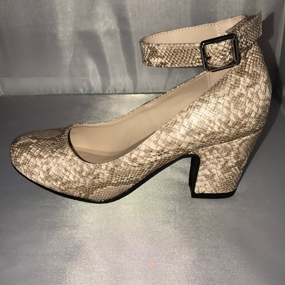 Faux Snakeskin pump with ankle straps - Picture 2 of 7